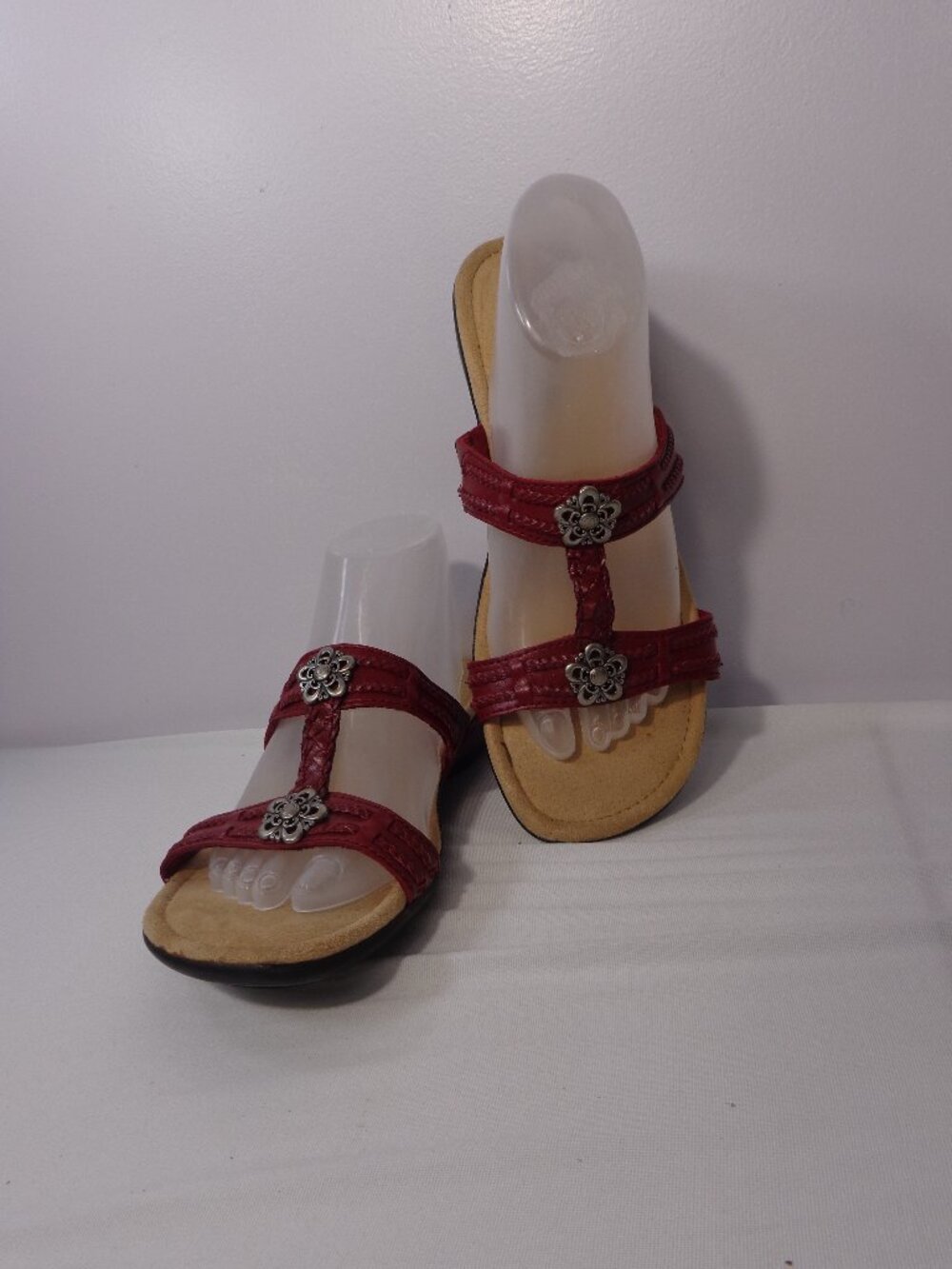 Minnetonka Red Leather Sandals Silver Metal Floral Slip On Comfort Women's Sz 10